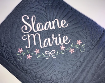 Personalisierte Baby-Mädchen-Quilt, Gänseblümchen-Blumen gesticktes Erbstück-Andenken