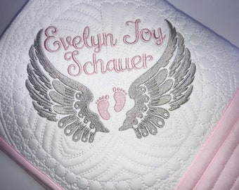 Édredon (couverture) souvenir personnalisé souvenir réconfortant (couverture) avec ailes d'ange et empreintes de pas de bébé