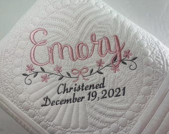 Personalisierte Taufdecke | Individuell gestaltete Taufdecke | Bestickte Babydecke mit Babynamen | Religiöses Babygeschenk | Erinnerungsstück