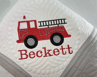 Personalisierte Baby Junge Firetruck Erbstück Baby Quilt Decke, Schöne Feuerwehrauto Heirloom Erinnerungsdecke, personalisierte Babypartygeschenke