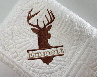 Personalisierte Buck Baby-Decke, Hirsch-Kinderzimmer-Dekor, benutzerdefinierte Baby-Jungen-Quilt, Wald-Baby-Geschenk, rustikale Jagd-Kinderzimmer