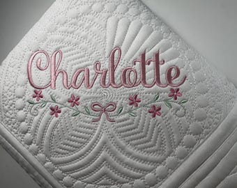 Personalisierte Baby-Mädchen Quilt, Blumen Babydecke, individuell gestickte Baby Name Quilt, Erbstück Babygeschenk, Baby-Dusche-Geschenk-Mädchen
