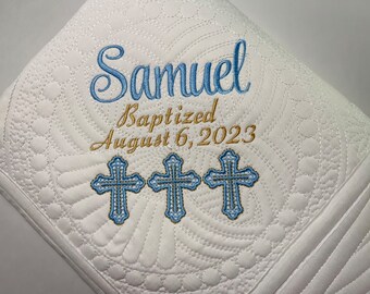Personalisierte Taufe Decke, gesticktes Kreuz Baby Quilt, Erinnerungsgeschenk