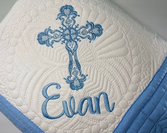 Personalisierte Kreuz Baby Quilt, gestickte Baumwolldecke, Geschenk zur Taufe