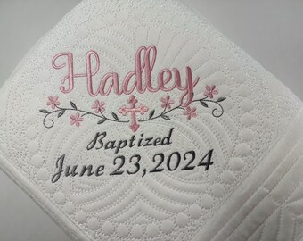 Personalisierte Decke zur Taufe für Baby Mädchen, bestickte Taufe Erinnerungsstück Geschenk von den Paten, gestickte Taufdecke mit Namen & Datum