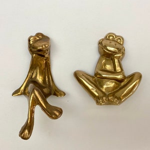 2 x Vintage brass happy frogs shelf book sitting pair figurines sculpture miniature statues ornament n42