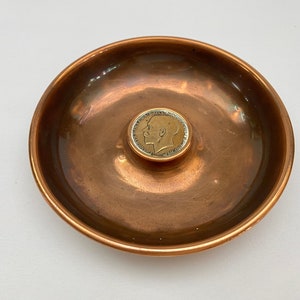 Vassoio per spille in rame vintage con gioielli antichi da un centesimo della moneta del 1922