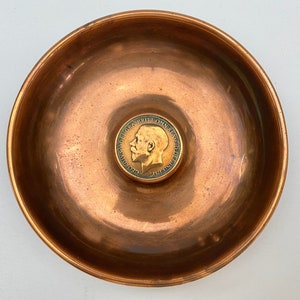 Vassoio per spille in rame vintage con gioielli antichi da un centesimo della moneta del 1921