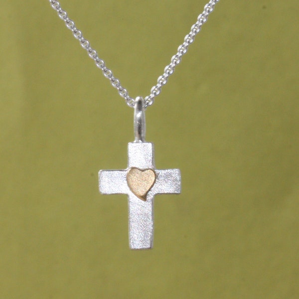kleines Kreuz aus Silber mit Herz