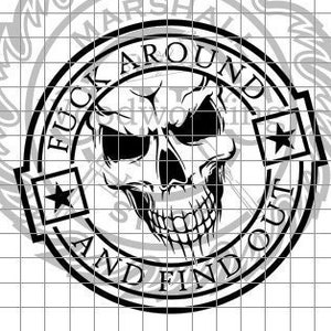 Puede incluir: Diseño gráfico en blanco y negro con una calavera y el texto "F**k Around And Find Out" en un círculo.