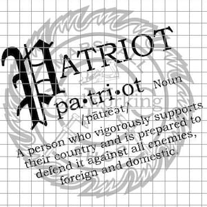 Puede incluir: Diseño gráfico en blanco y negro de la palabra "PATRIOT" en una fuente estilizada. La palabra se define como "Una persona que apoya vigorosamente a su país y está preparada para defenderlo contra todos sus enemigos, extranjeros y nacionales."