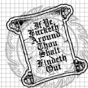 Könnte beinhalten: Schwarz-weiß Schriftrolle mit dem Text "If Ye F*cketh Around Thou Shalt Findeth Out". Die Schriftrolle hat dekorative Ränder und befindet sich vor einem Gitterhintergrund.