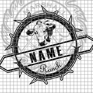 Puede incluir: Diseño gráfico en blanco y negro de una cabeza de vaca dentro de un círculo de alambre de púas con el texto "NAME Ranch" debajo. El texto "MARSHALL" es parcialmente visible en el fondo.