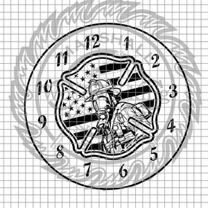 Puede incluir: Cara de reloj en blanco y negro con un bombero con casco y una manguera de incendios. La esfera del reloj tiene un diseño de bandera estadounidense roja, blanca y azul con los números del 1 al 12 alrededor del borde. La esfera del reloj está rodeada por un diseño en blanco y negro.