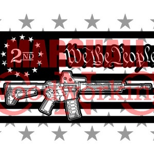 Puede incluir: Ilustración en blanco y negro de un rifle con un cargador y una mira telescópica. El rifle está superpuesto a una bandera estadounidense con las palabras "We the People" y "2nd" escritas en ella.