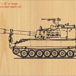 Puede incluir: Un dibujo en blanco y negro de un obús autopropulsado, un tipo de artillería, sobre un fondo de madera. El dibujo muestra el perfil lateral del obús, con el cañón extendido y la torreta mirando hacia adelante. El obús tiene un cañón principal grande, un cañón secundario más pequeño y una variedad de otros detalles, como orugas, ruedas y escotillas. El texto "Recommended size: 6.5" x 20" or larger" y "Recommended 60* vbit and start depth .01" es visible en la esquina superior izquierda de la imagen.