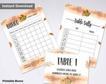 Op de afbeelding: Printbare Bunco-spelbladen met een herfstthema. De bladen bevatten een Bunco-scoreblad, een tafeltellijst en een tafeltoewijzingskaart. Het ontwerp bevat pompoenen, bladeren en een aquarel wassing achtergrond. De tekst "Direct downloaden" staat bovenaan.