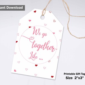 Può includere: Un'etichetta regalo bianca con uno spago, con il testo "We go together Like..." in rosa, circondato da un cerchio rosa e piccoli cuori rossi e rosa. L'etichetta misura 5,08 cm x 7,62 cm.