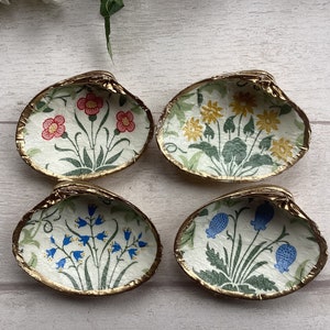 William Morris Celandine design. Spring flowers. Mini shell ring dish. Gold liquid leaf painted shell ring dish. Painted cockle shell.