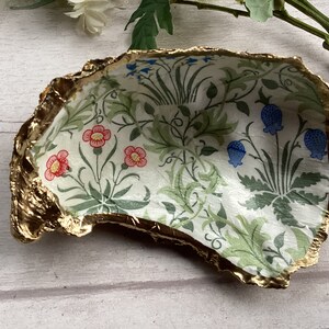 XL William Morris Celandine design ornament oyster shell. Gold gilded Decoupaged oyster shell. Handmade keepsake. Painted shell.