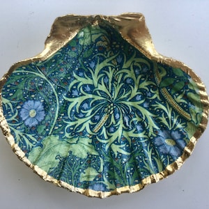 Porte-bijoux en forme d'algue William Morris en forme de coquille Saint-Jacques ou de coquille Saint-Jacques. Plat à bijoux en or.