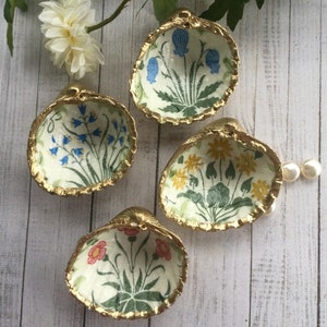 Porte-bagues coquillage William Morris : décor floral chélidoine doré