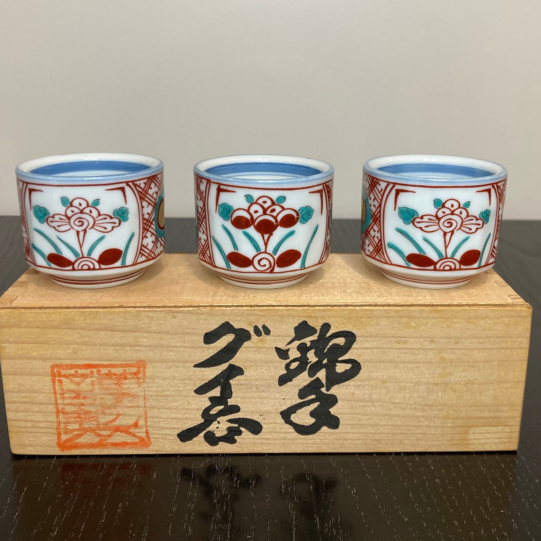 日本の陶器の酒器セット (3 個セット)。オリジナル ボックス入りの陶器