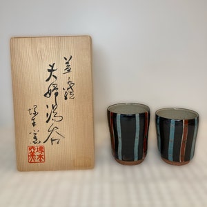 Presente de casamento/inauguração japonês (Meoto Yunomi) Jogo de chá &quot;Dele e dela&quot;. Na caixa original assinada. Xícaras de chá de cerâmica japonesa