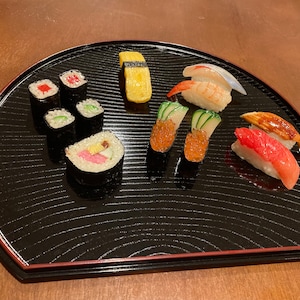 Japanse serveerschaal (schaal). Zwart/rode serveerschaal (voor theeceremonie, sushi serveren, enz.)