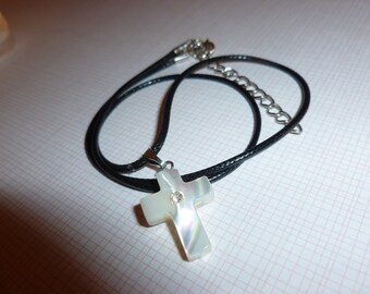 Pendentif croix avec chaîne colorée