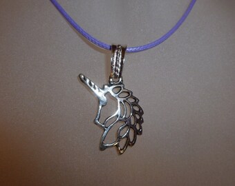 Pendentif licorne avec chaîne colorée