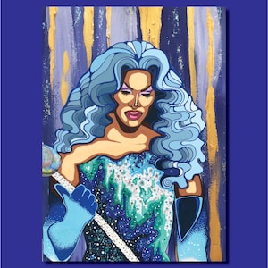 Puede incluir: Una pintura de una persona con cabello largo azul que lleva un vestido de lentejuelas azul y verde y sostiene un cetro plateado. El fondo es un diseño abstracto azul y dorado.