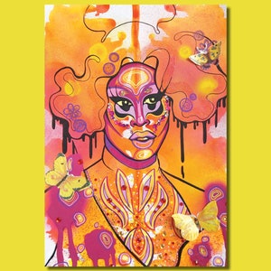 Puede incluir: Una pintura colorida de una persona con un gran peinado afro y un maquillaje intrincado. La persona lleva un atuendo estampado con mariposas y purpurina. El fondo es de un naranja y amarillo vibrantes.