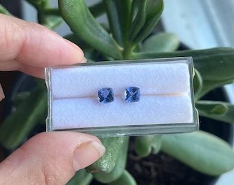 Tanzanit fyrkantig form 5 x 5 mm Fasettslipad matchande par Cirka 1,38 karat (GTG-T-1)