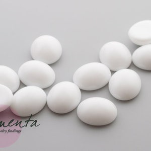 6 Cabochons ~ 12 x 10 mm ~ white ~ opak ~ Glass ~ Accessories Jewelry Manufacturing