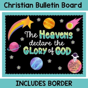 Könnte beinhalten: Schwarzes christliches Bulletin Board mit türkisfarbenem Rand. Die Tafel zeigt farbenfrohe Illustrationen von Planeten, Sternen und einem Regenbogen. Der Text lautet "The Heavens declare the GLORY of GOD" und "The Skies proclaim the work of His hands. (Psalm 191)".