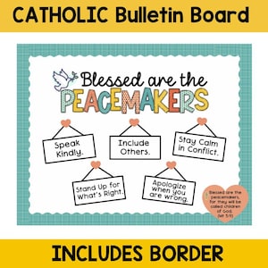 Puede incluir: Un tablón de anuncios católico con el texto "Blessed are the Peacemakers". El tablero incluye pequeños letreros con frases como "Speak Kindly" e "Include Others". El diseño presenta un borde turquesa y un encabezado amarillo.