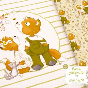 Könnte beinhalten: Ein Stoffdesign mit zwei Fuchs-Charakteren, einer trägt eine Latzhose und der andere ein Blumenkleid. Der Stoff hat einen gestreiften Hintergrund und ein sich wiederholendes Muster von Füchsen in Latzhosen und Blumenkleidern auf cremefarbenem Hintergrund. Der Text "Fuchs-geschwister by Birgit Beckers Designs" ist in der rechten unteren Ecke sichtbar.