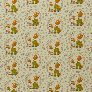 Könnte beinhalten: Ein sich wiederholendes Muster von Fuchs-Illustrationen auf hellgrünem Hintergrund. Jeder Fuchs trägt ein blaues und rotes Outfit und hat einen weißen Schwanz. Die Füchse sind von kleinen weißen Blumen umgeben.