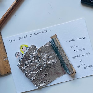 Tarjeta personalizada para el décimo aniversario de bodas con temática de papel de aluminio