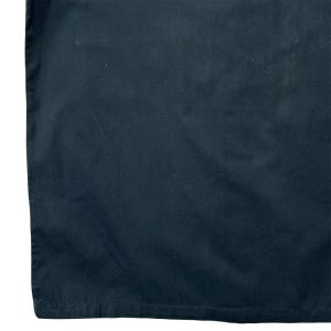 K&ouml;nnte beinhalten: Nahaufnahme eines dunkelmarineblauen Stoffes. Der Stoff hat ein leicht strukturiertes Aussehen mit subtilen Farbvariationen und einigen sichtbaren Knitterfalten. Das Bild ist gut beleuchtet und hebt die Details des Materials hervor.