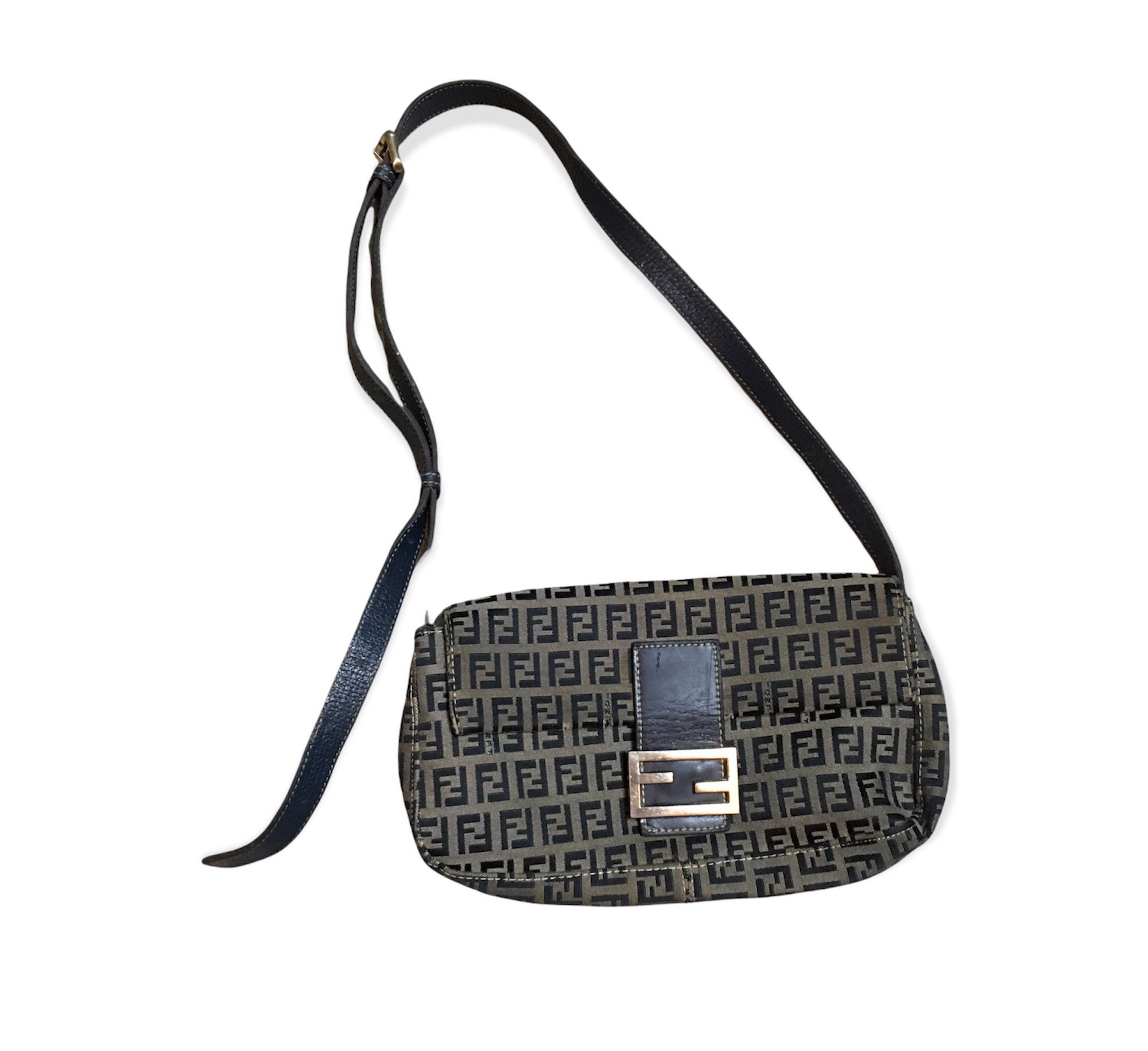 Vintage FENDI Handbag 😍  Fendi handbag, Fendi bags, Vintage fendi