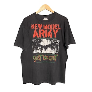 Pode incluir: Camiseta preta com uma estampa gráfica vermelha e branca de "New Model Army" e "Get Me Out".