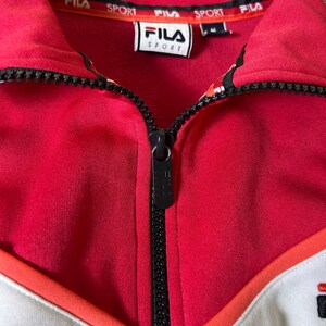 K&ouml;nnte beinhalten: Ein Set aus drei Keramikbechern mit gesprenkelter, matter Oberfl&auml;che. Die Becher sind in den Farbt&ouml;nen Creme, Hellgrau und Dunkelgrau gehalten. Jeder Becher hat ein schlichtes, minimalistisches Design und einen abgerundeten Henkel.