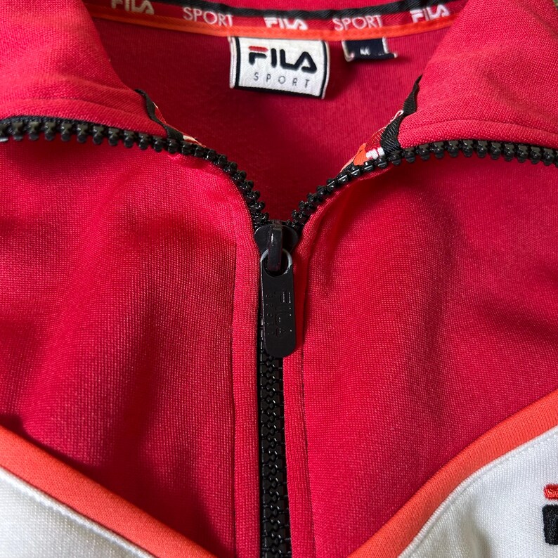 K&ouml;nnte beinhalten: Ein Set aus drei Keramikbechern mit gesprenkelter, matter Oberfl&auml;che. Die Becher sind in den Farbt&ouml;nen Creme, Hellgrau und Dunkelgrau gehalten. Jeder Becher hat ein schlichtes, minimalistisches Design und einen abgerundeten Henkel.