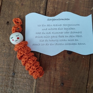 Könnte beinhalten: Ein Set aus drei Keramikbechern mit gesprenkelter, matter Oberfläche. Die Becher sind in den Farbtönen Creme, Hellgrau und Dunkelgrau gehalten. Jeder Becher hat ein schlichtes, minimalistisches Design und einen abgerundeten Henkel.
