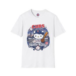 Camiseta de Hello Kitty de los Chicago Cubs / Camiseta de béisbol de Chicago / Camiseta con el horizonte del Wrigley Field / Ropa adorable para aficionados al béisbol / Camiseta unisex para el día del partido imagen 2