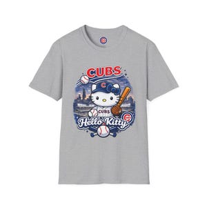 Camiseta de Hello Kitty de los Chicago Cubs / Camiseta de béisbol de Chicago / Camiseta con el horizonte del Wrigley Field / Ropa adorable para aficionados al béisbol / Camiseta unisex para el día del partido imagen 3