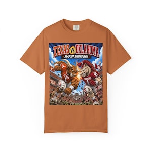 Może przedstawiać: T-shirt w kolorze wypalonej pomarańczy z nadrukiem graficznym przedstawiającym byka z Teksasu i konia-maskotkę z Oklahomy podczas meczu futbolowego. Tekst głosi Texas vs Oklahoma Mascot Showdown, Hook 'Em Horns, Boomer Sooner oraz Red River Rivalry.