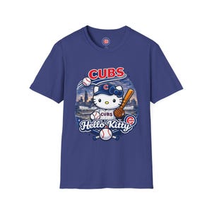 Camiseta de Hello Kitty de los Chicago Cubs / Camiseta de béisbol de Chicago / Camiseta con el horizonte del Wrigley Field / Ropa adorable para aficionados al béisbol / Camiseta unisex para el día del partido imagen 1